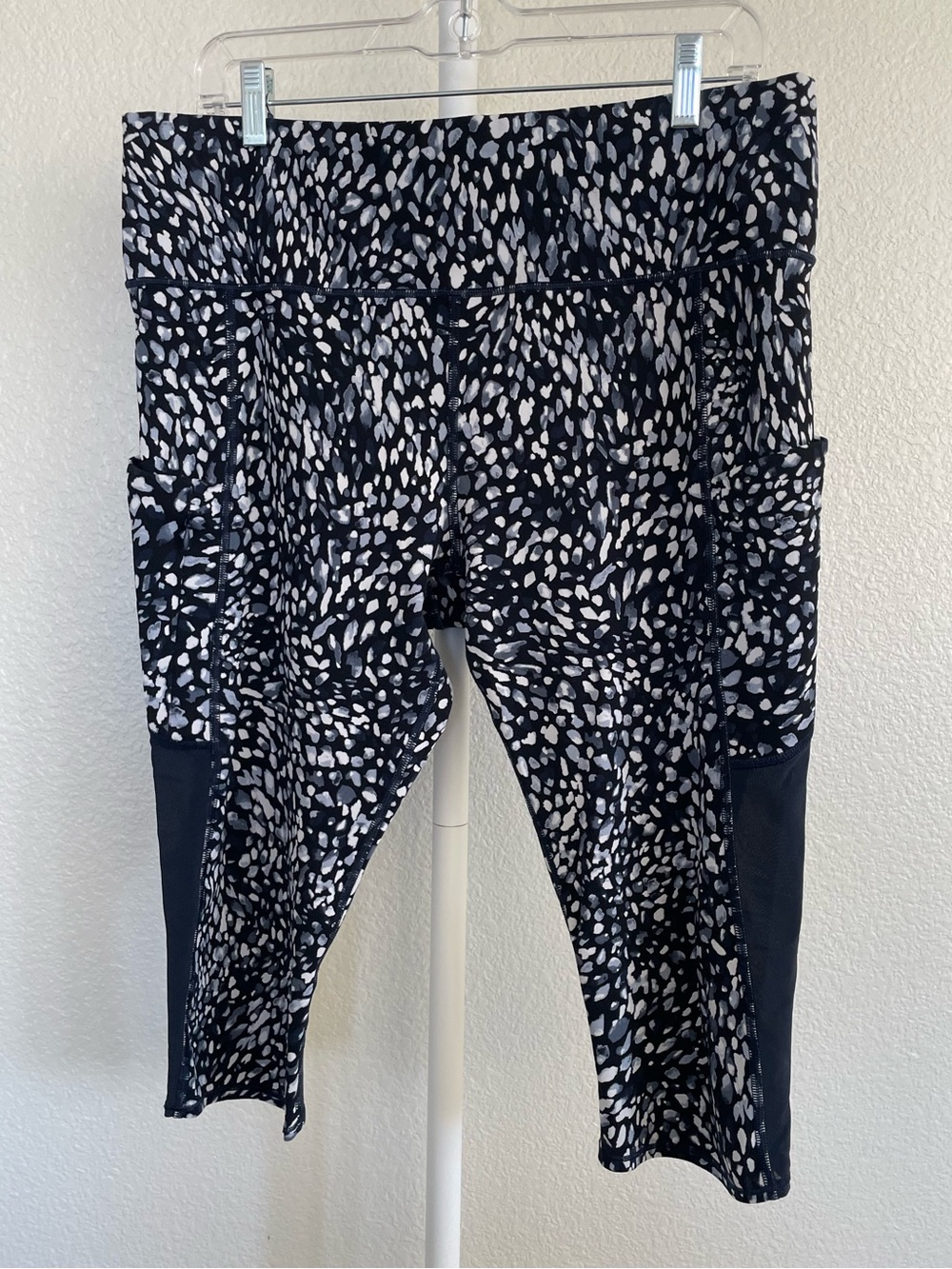 Athleta Spotty Up For Anything Crop Leggings XL - Picture 2 of 7